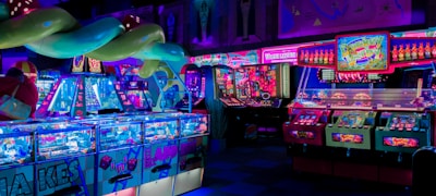 英雄联盟S16全球总决赛电竞直播画面，游戏内激烈团战场景