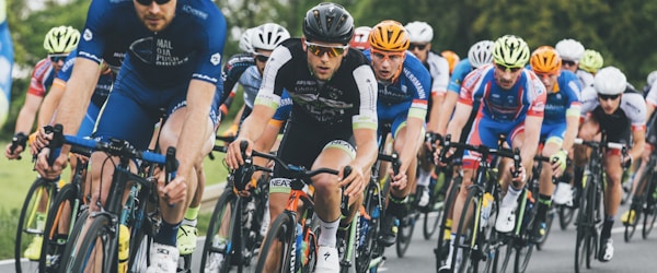 体育新闻专题报道配图，记者在赛场边进行采访