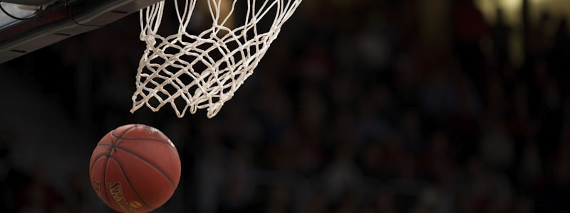 NBA篮球比赛直播画面，球员在场上扣篮的精彩瞬间