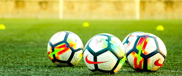 KPL王者荣耀职业联赛电竞直播画面，游戏内英雄团战特效绚丽