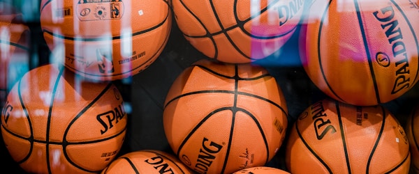 欧冠联赛足球直播画面，夜晚球场灯光璀璨，球员在聚光灯下奔跑