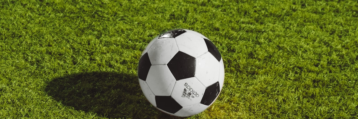 英超联赛足球比赛直播画面，球员在绿茵场上激烈拼抢